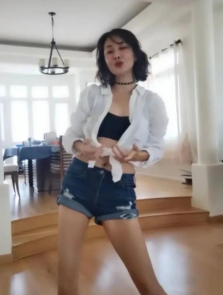 春晚|她是春晚最美钉子户，连续8年登台春晚，台下气场全开大长腿吸睛