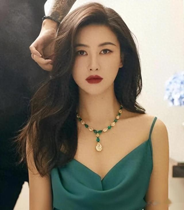 深藏不露：大佬也不敢碰的4位女星，个个背景深厚非同一般