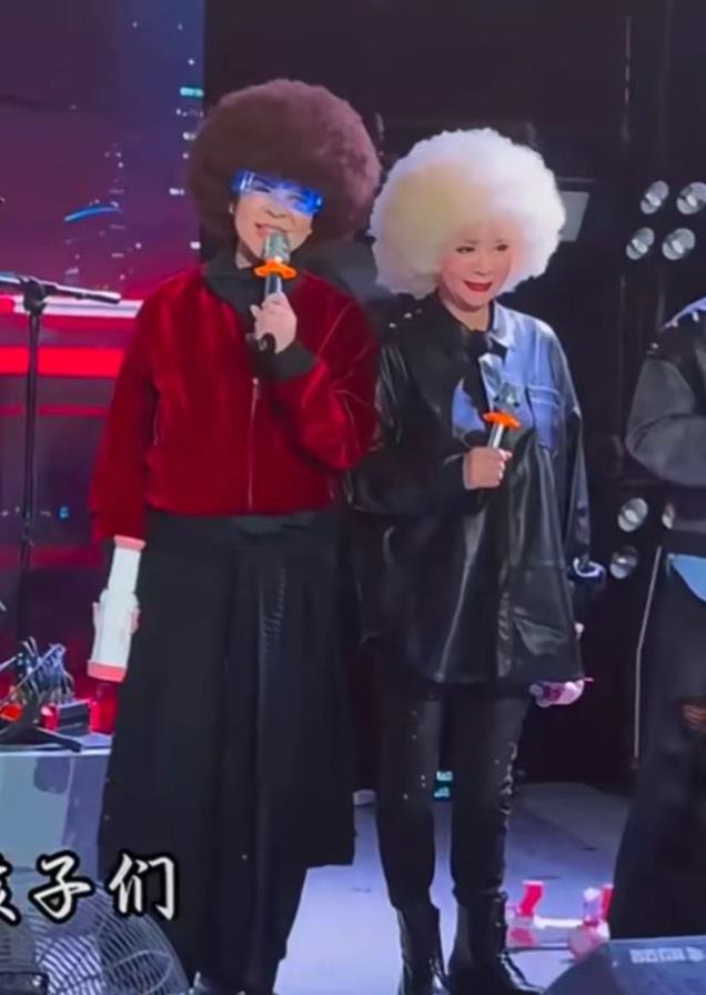 奶奶们戴爆炸头热舞,74岁刘晓庆跳嗨了、蔡明像假人、李小冉最美