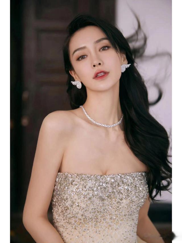 Angelababy衣服上的线是不是拉太紧了啊 ,看上去还挺美!