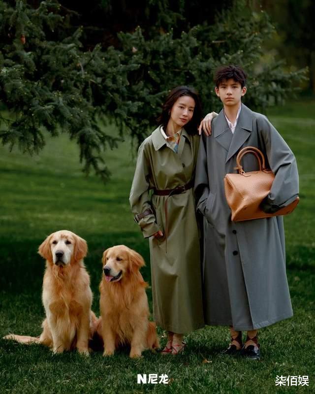 董洁母子日本游玩,15岁顶顶又高又帅,侧颜少女的董洁一笑好显老