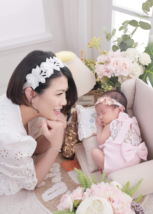 47岁香港女星承认秘密生女，首谈女儿生父身份，原来是黄子华司机