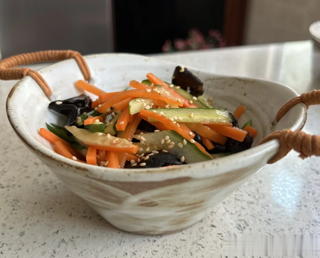 江苏54岁大哥，没结婚无儿无女，晒一人餐走红，网友：活明白了