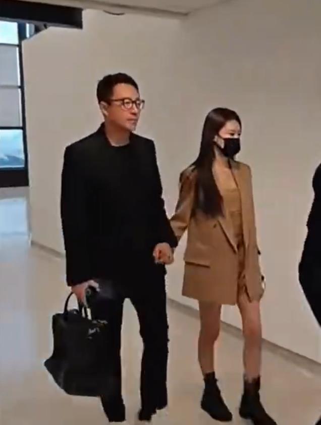 汪小菲再次返台，手抱黑色大包一言不发，马筱梅为他开道气势十足