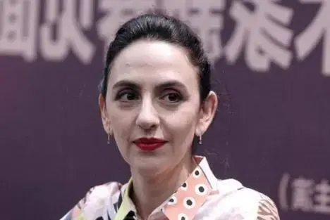 刘烨带老婆去爬山,诺一霓娜气质特殊似流浪,安娜白发像老太太