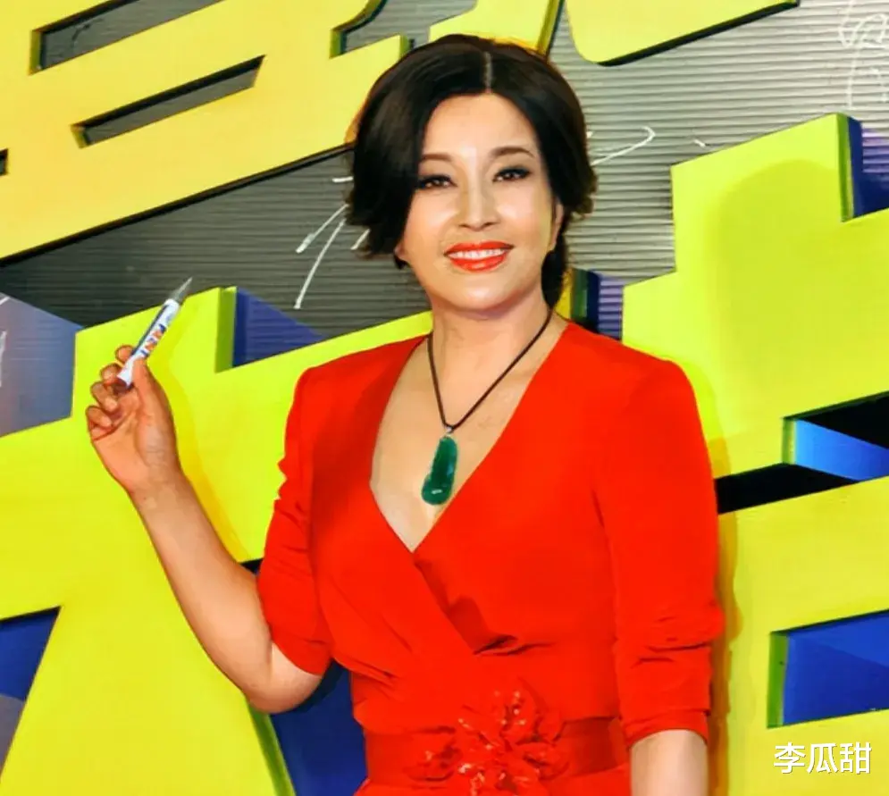 74岁老戏骨刘晓庆坦言:以为我没孩子没老公就可怜?我过得很滋润