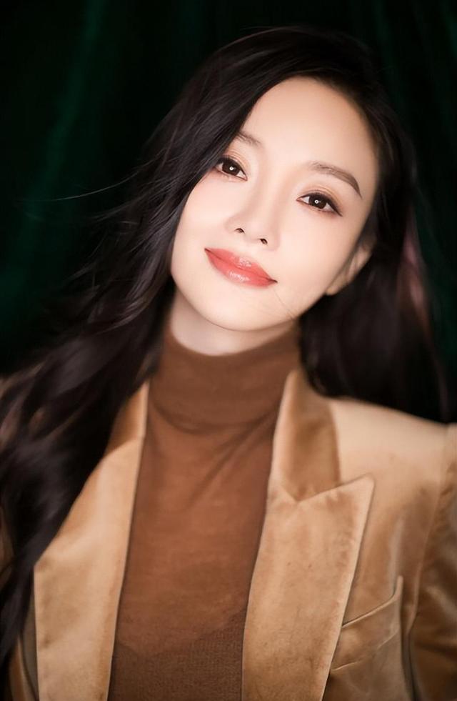 让李晨当牛做马,与韩庚街头热吻,被弟弟弄进医院,她才是真浪姐