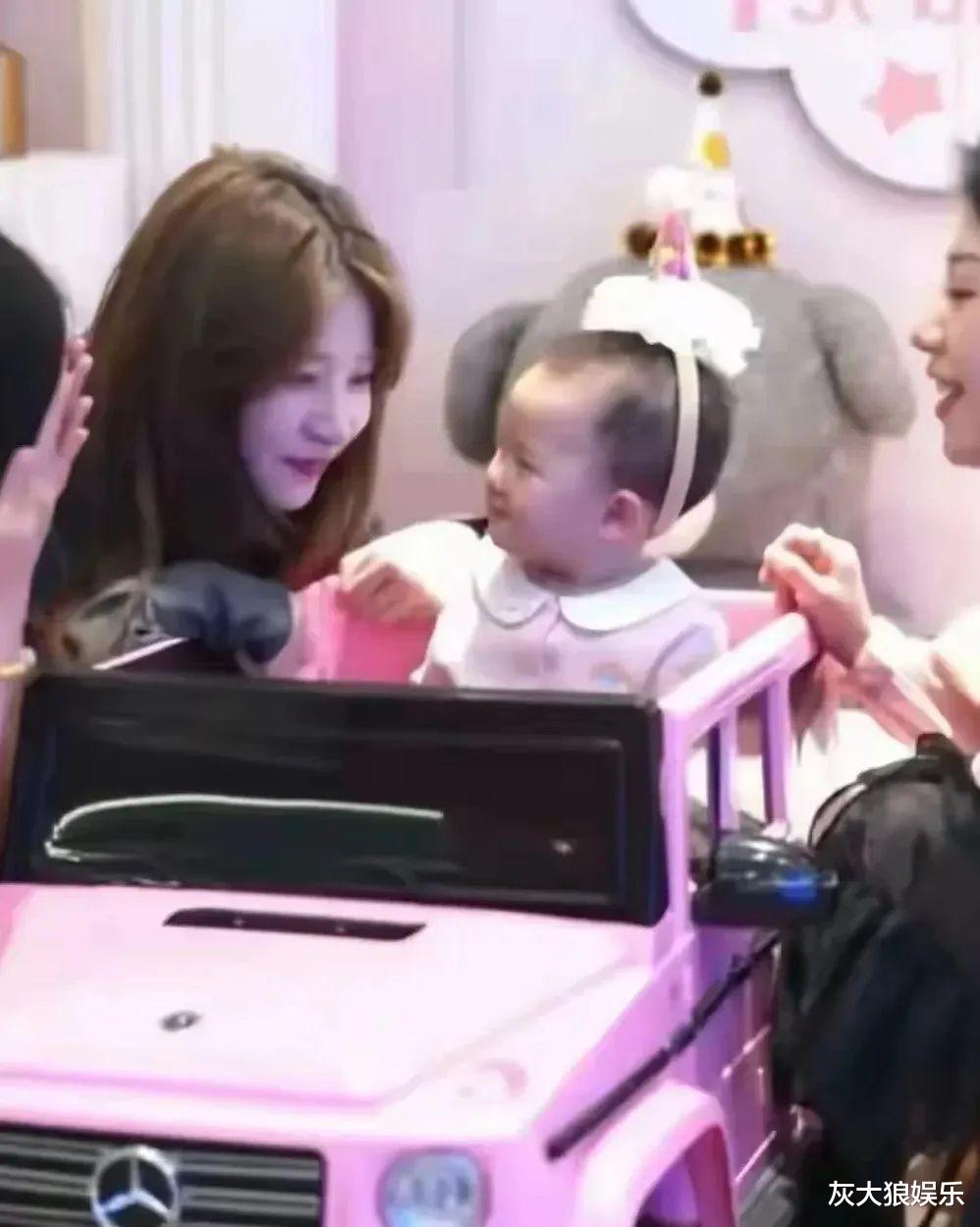 王思聪带一群女网红抓娃娃,阔绰!但不给抚养费,黄一鸣带娃艰难