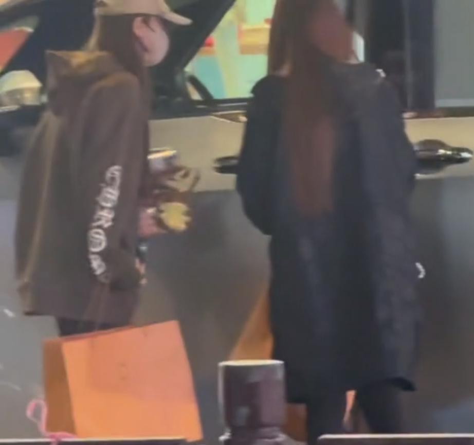 偶遇杨颖逛金店!背50万包包买一大袋黄金,小海绵紧牵妈妈好乖巧