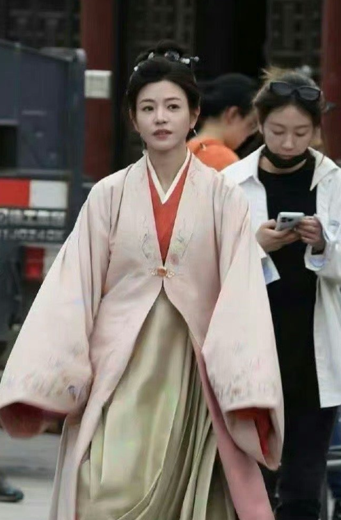 被丑脖子拖累的6位女星,明明有张美人面,换上古装却被狠狠艳压