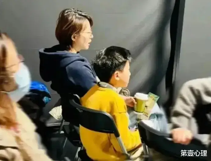 从“央视一姐”到“查无此人”，51岁的董卿，究竟踏错了哪一步