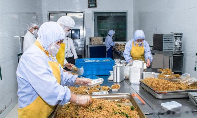 饭店畅销的6道预制菜，再便宜也要少吃，满嘴都是“工业化学”味