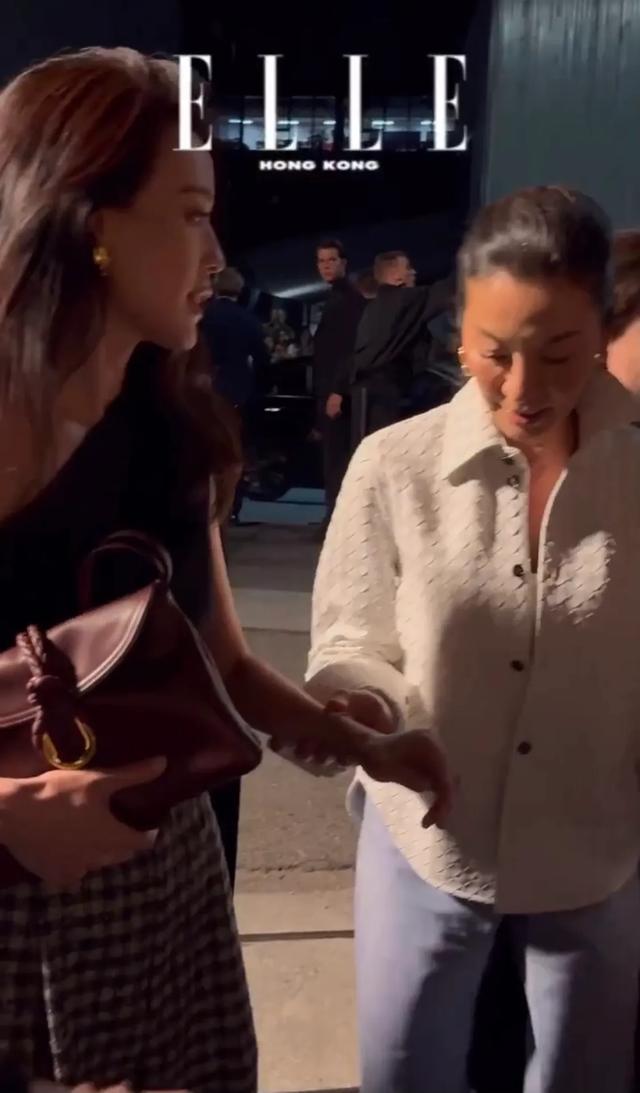 郭晶晶烫了卷发看秀,舒淇穿红色尖头鞋很娇俏,杨紫琼也来看秀!