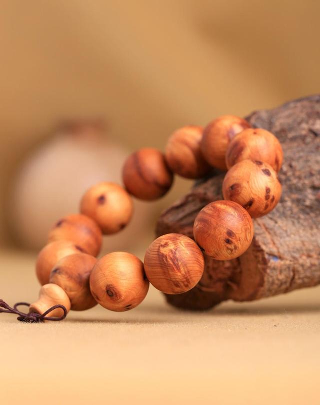 崖柏手串盘玩变黑怎么办？文玩达人教你轻松解决变黑难题