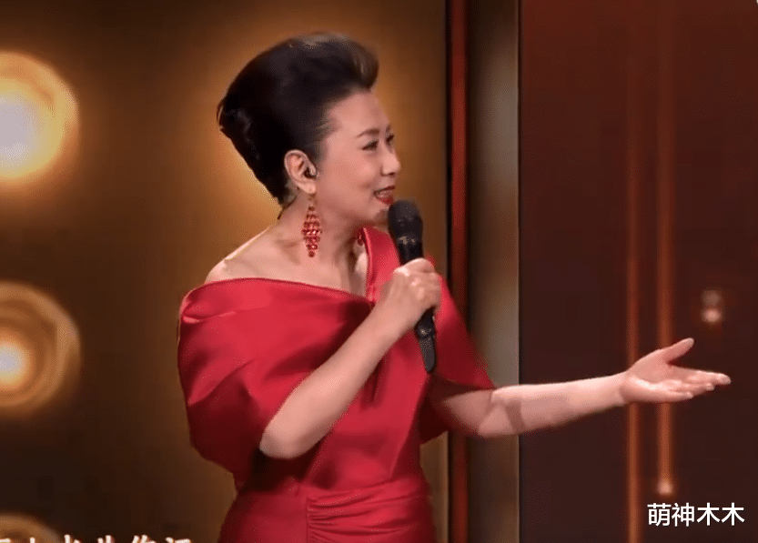 上春山2.0来了！薛凯琪春晚独穿白色被批抢镜，扭胯卖力妩媚过头