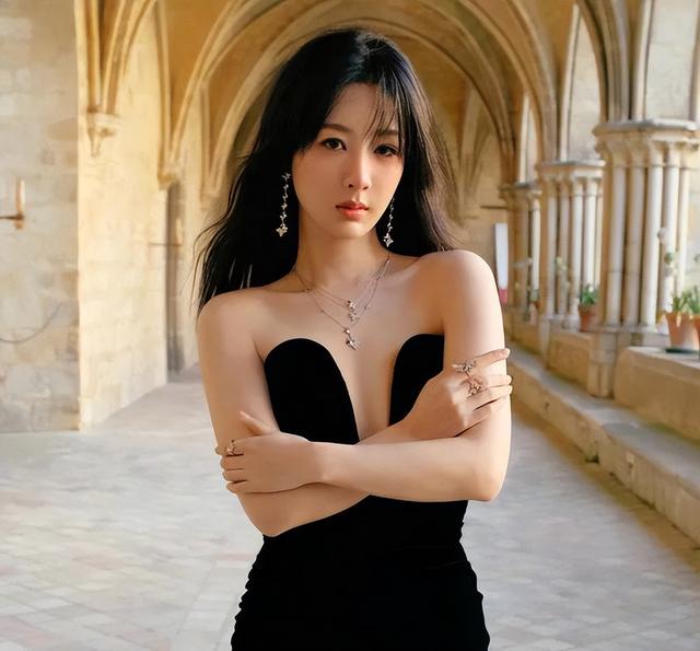 杨紫最新杂志造型差评如潮,粉色纱裙配白丝袜被嘲土,又撞脸杜华