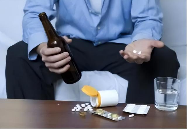 除了吃头孢不能喝酒，还有5种药吃完也不能喝酒，告诉你的酒友