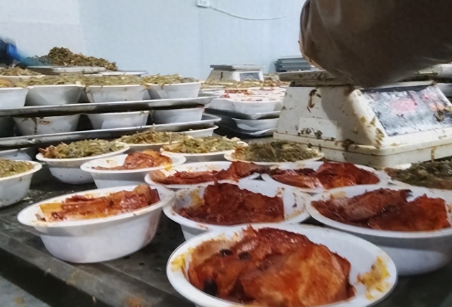 315晚会曝光梅菜扣肉后，疯狂小杨哥也受牵连，罗翔的担心恐成真