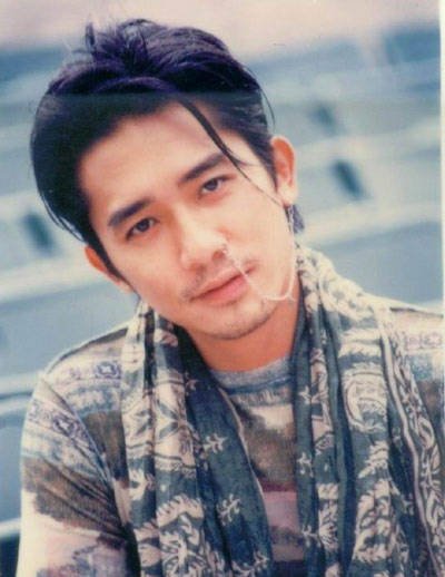 时代抛弃你，连招呼都不打，梁朝伟两任漂亮女友现今遭遇大不同