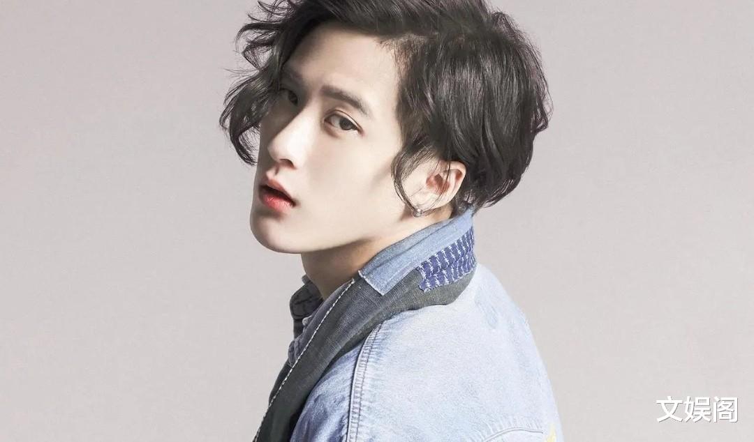 凭演技出圈,恋爱绯闻比较多,但檀健次真实感情生活扑朔迷离