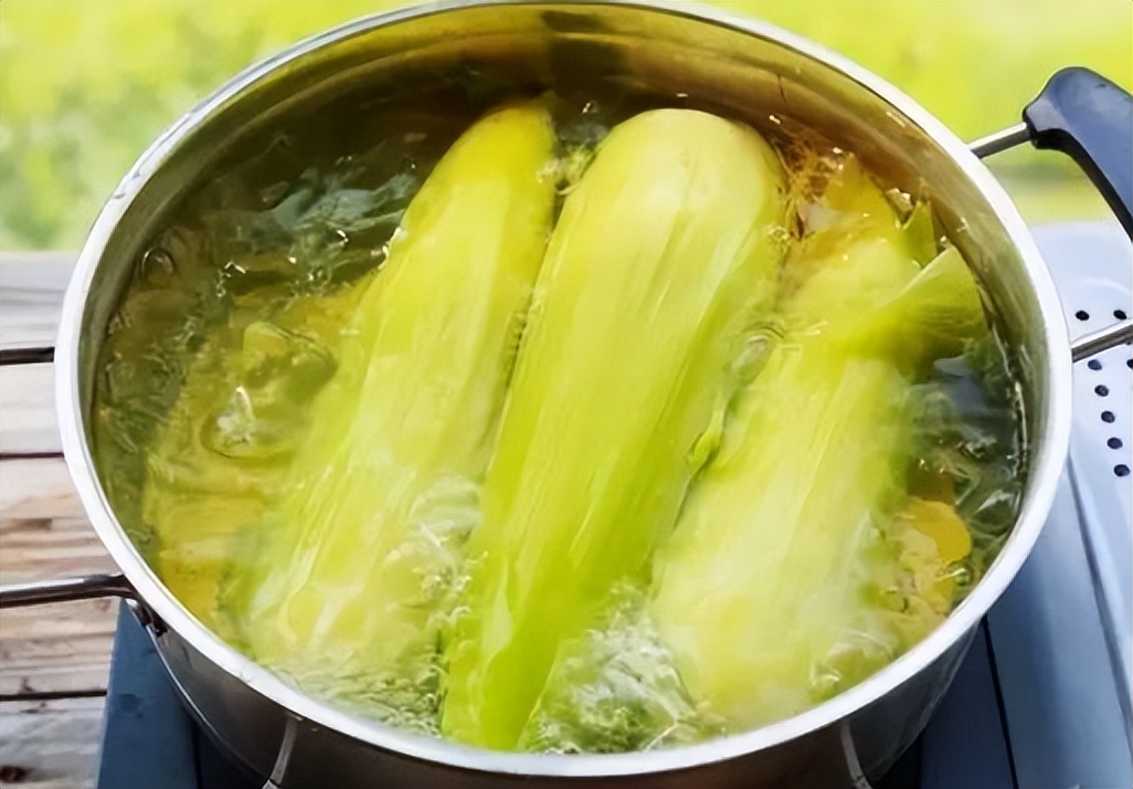 煮玉米，别直接下锅用清水煮，多放2种东西，煮熟后玉米香甜软糯