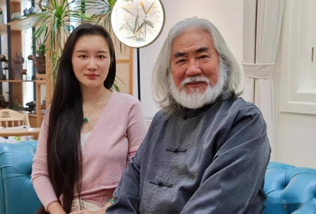 张纪中更新动态,娇妻肚大如箩仍貌美,73岁张纪中怀抱两娃显幸福