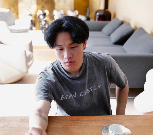 陈坤的儿子成年了，样貌开始浮现出母亲的基因，认得出他像谁吗？