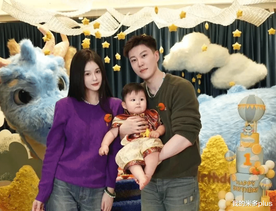 赵本山外孙满1周岁,小皮儿手臂胖成藕节,被舅舅赵一楠抱着超萌