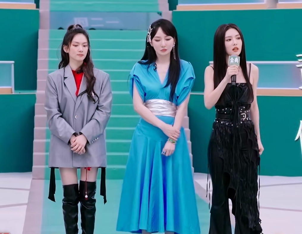 不忍了？何洁罕见发飙！对着尚雯婕黑脸，萨顶顶朱丹都拦不住