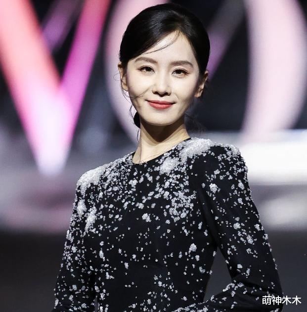 37岁赵丽颖脸颊凹陷现初老，手臂肌肉线条明显，不追求白幼瘦获赞