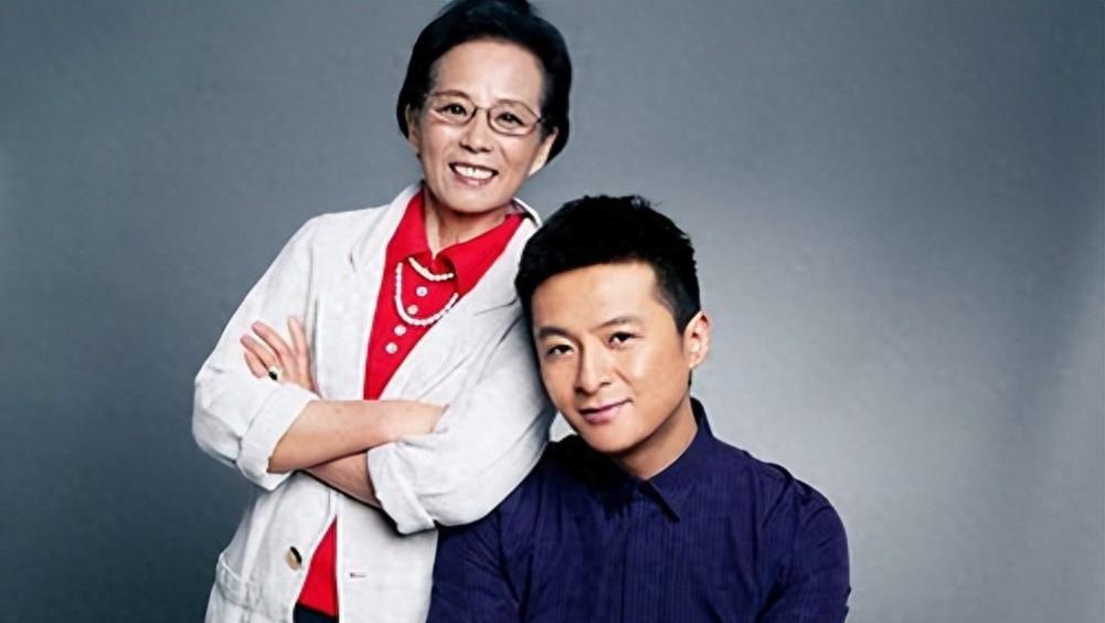 拆散儿子3段姻缘，44岁的儿子躺狗窝大哭，她依是不后悔的姿态！