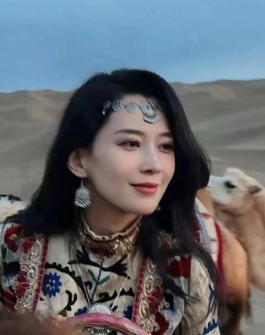 53岁汪峰真有“口”福，女友不穿围裙大秀厨艺，颜值都能看饱了!