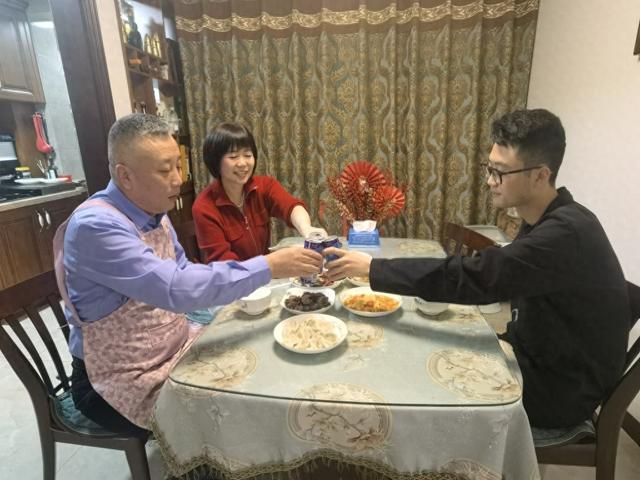 湖南一家三口的晚餐,在朋友圈火了,网友:吃不起,家里没矿