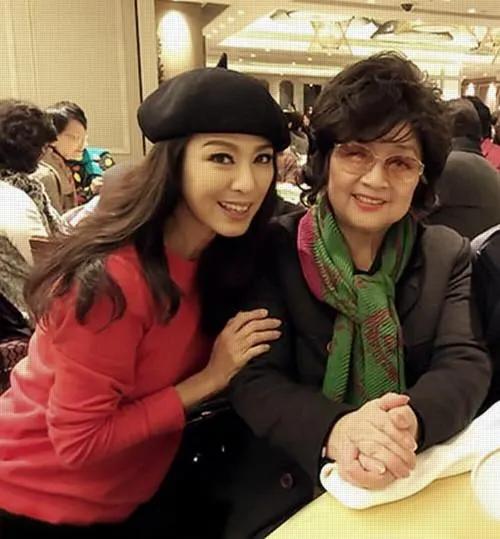 徐小凤发型夸张但白发没掩饰,脸松弛下垂,历经沧桑气质仍优雅!