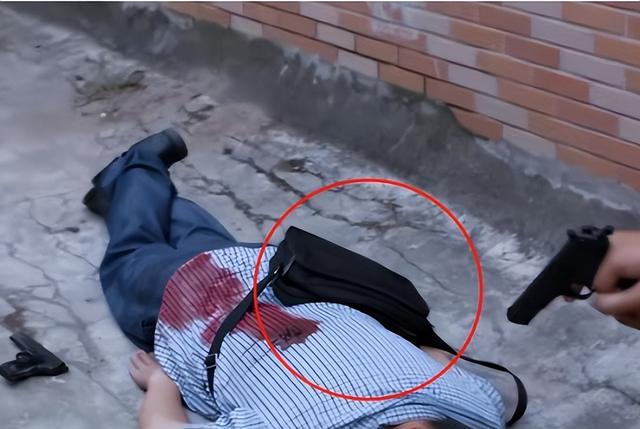 《我是刑警》离谱瞬间，公安局牌子装反我忍，这个偷笑真的忍不了