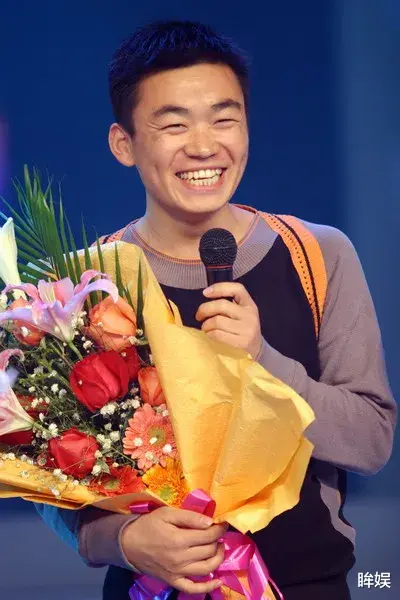 王宝强带儿子日本滑雪,14岁王子豪身高猛长比爸爸壮