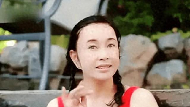 73岁刘晓庆素颜真面目曝光！大胆穿泳装尽显风韵犹存，何惧年龄