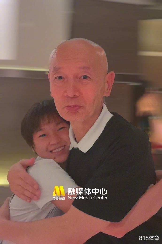 人生赢家！影帝葛优追星全红婵被考拉抱，爷孙俩一起“葛优躺”让人喷饭