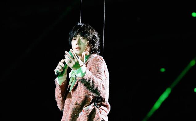 跨年晚会如草台班子：歌导演组接连失误，宋茜摔伤王一博命悬一线