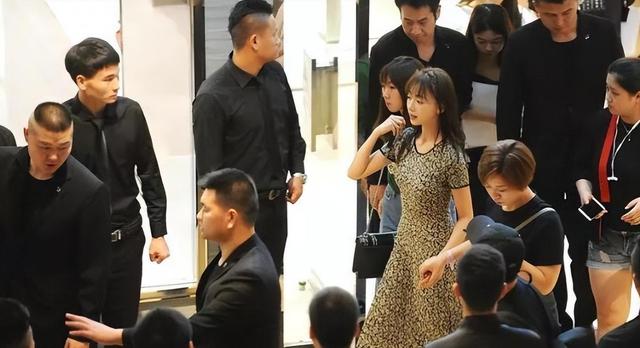 “于妈”力捧吴谨言:出门带30个保镖,被央视批评,凭啥再度翻红
