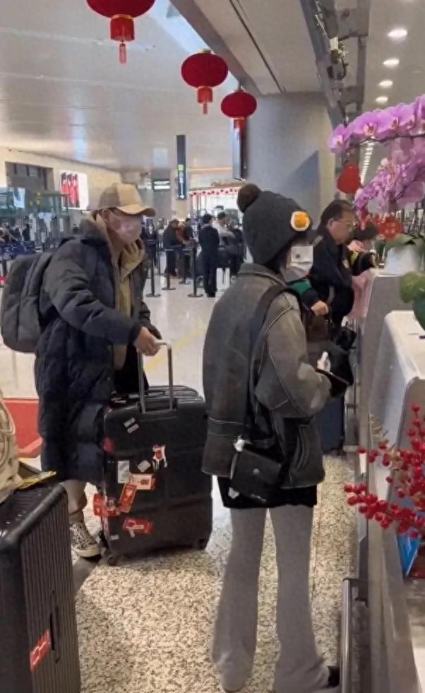 潘粤明带女友现身机场，放飞自我身材发福到认不出