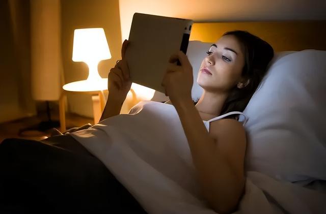 总喜欢在睡前玩手机的人，不用多久，就可能会“得”4个毛病