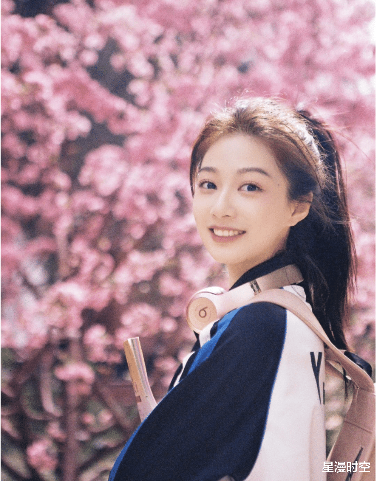 被冯琳元宵节造型美到了!灰蓝长裙高马尾仙气飘飘,笑容甜美治愈