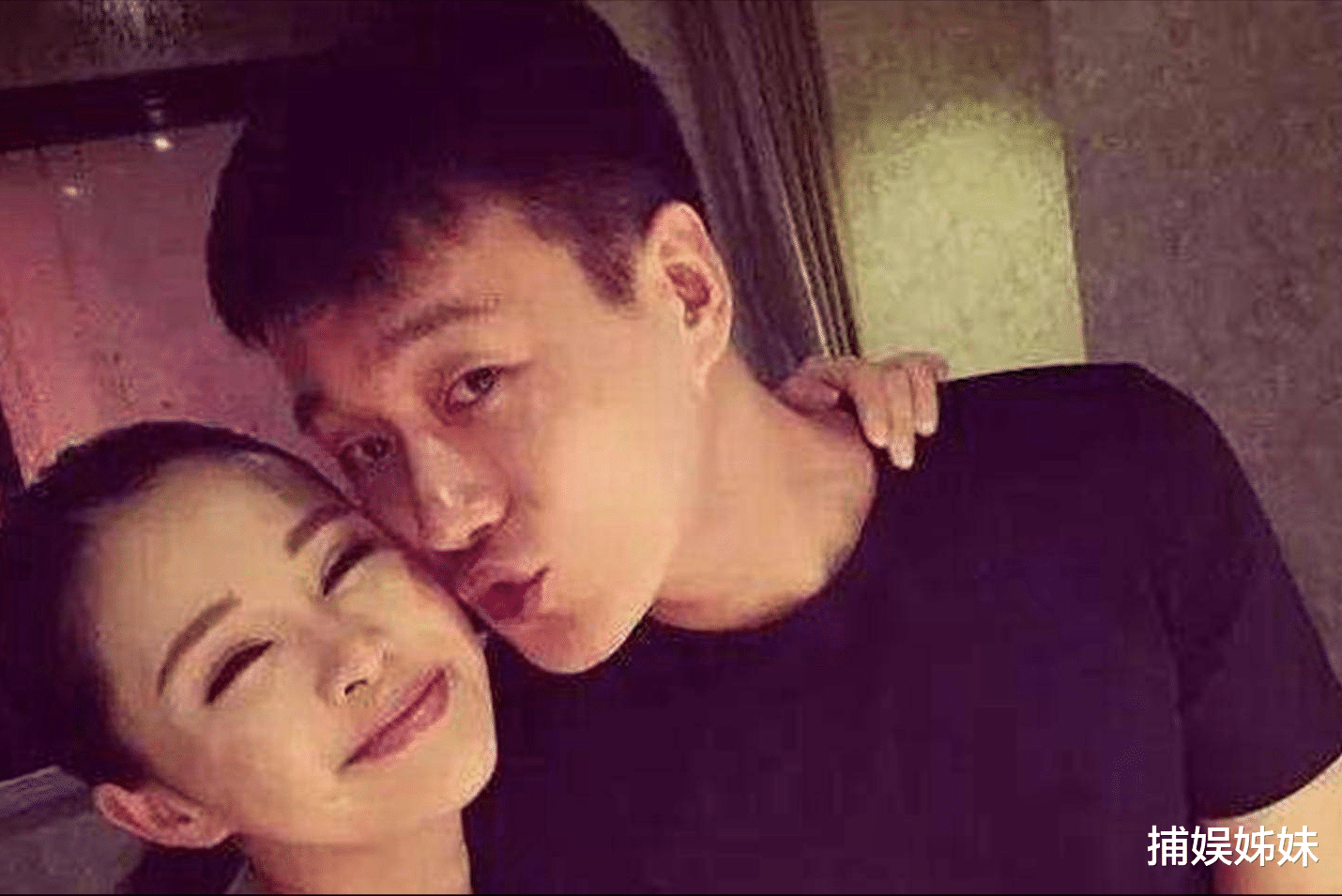 娱乐圈“最强师生恋”，让老师8年生3孩子，如今一家五口其乐融融