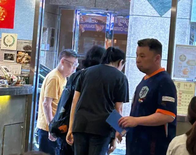 蒙嘉慧跟老公从日本返港，虎背熊腰、有双下巴，被网友吐槽像大妈