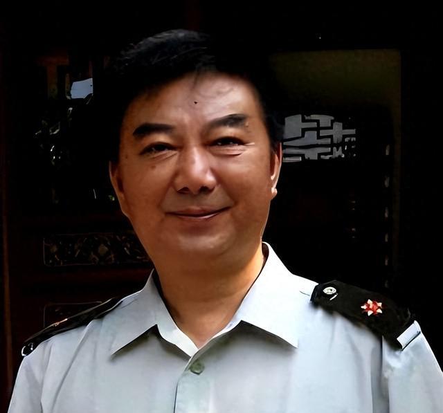 唐爱国：姜昆亲传徒弟年少入伍，两次赴前线，看透郭德纲