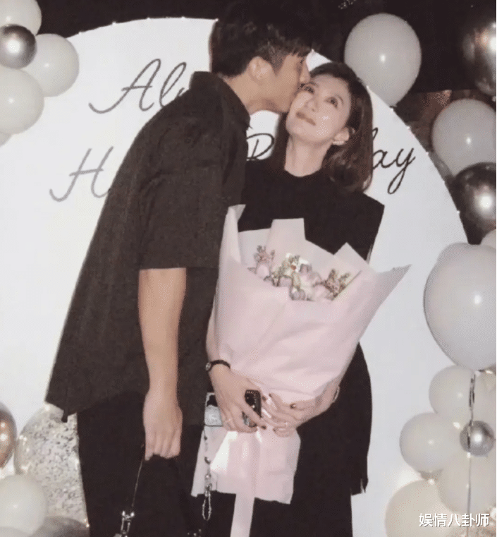 50岁贾静雯晒全家福!长女像孙志浩,咘咘最耐看,波妞褪去婴儿肥