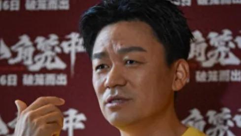 42岁王宝强现身英国，烫了卷发与178cm女友街头秀恩爱，身高差很萌！