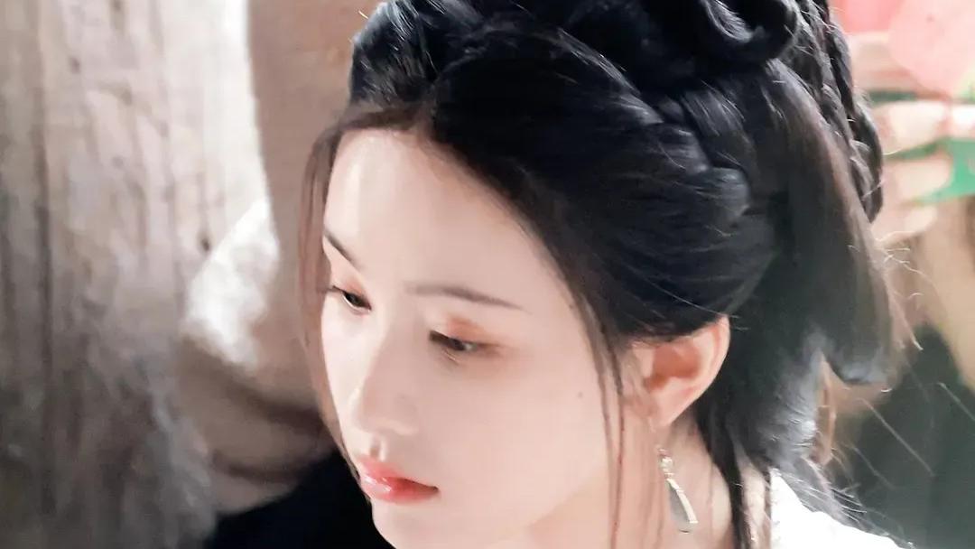 才播两集就冲上榜首！侯明昊搭档陈都灵，这部新剧成2024黑马大作