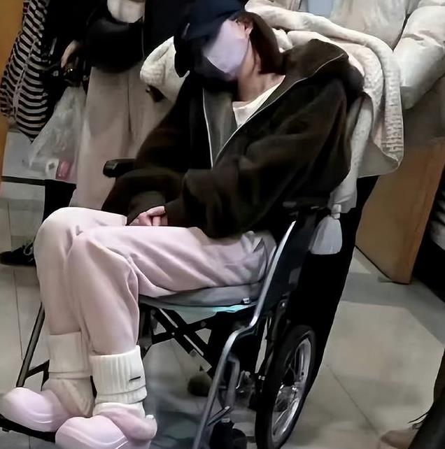 深夜急救、瘫坐轮椅,26岁赵露思,碾碎了多少年轻人的“明星梦”